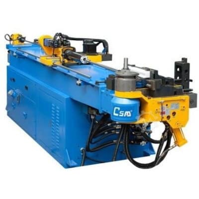 Industriell rörbockningsmaskin med hydraulsystem.