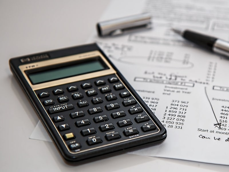 En kalkylator för finansiella dokument.
